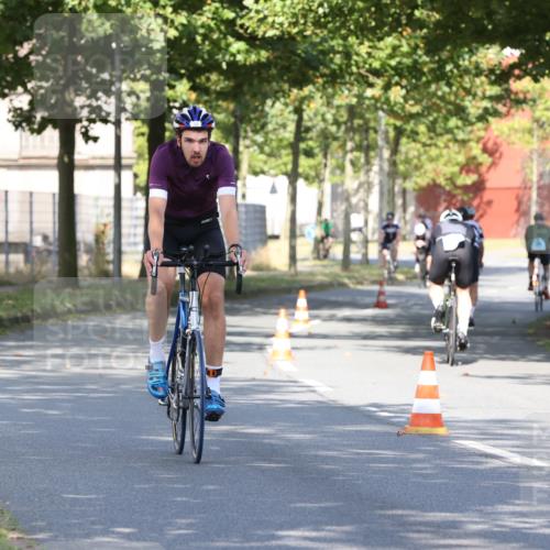 11.08.2024 - GEWOBA Citytriathlon Bremen H.Heesch http://msf.ph/oto/6767790 11.08.2024 10:21:01 Radfahren 4, 11, 20, 30, 45, 52, 58, 71, 75, 87, 92 meine-sportfotos.de