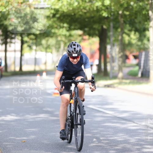 11.08.2024 - GEWOBA Citytriathlon Bremen H.Heesch http://msf.ph/oto/6767895 11.08.2024 10:38:58 Radfahren 20, 31, 45, 91 meine-sportfotos.de