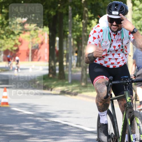 11.08.2024 - GEWOBA Citytriathlon Bremen H.Heesch http://msf.ph/oto/6767904 11.08.2024 10:21:31 Radfahren 27, 69, 77, 78, 99, 110 meine-sportfotos.de