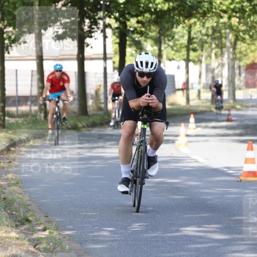 11.08.2024 - GEWOBA Citytriathlon Bremen H.Heesch http://msf.ph/oto/6767949 11.08.2024 10:21:39 Radfahren 27, 29, 42, 69, 77, 78, 106, 110 meine-sportfotos.de