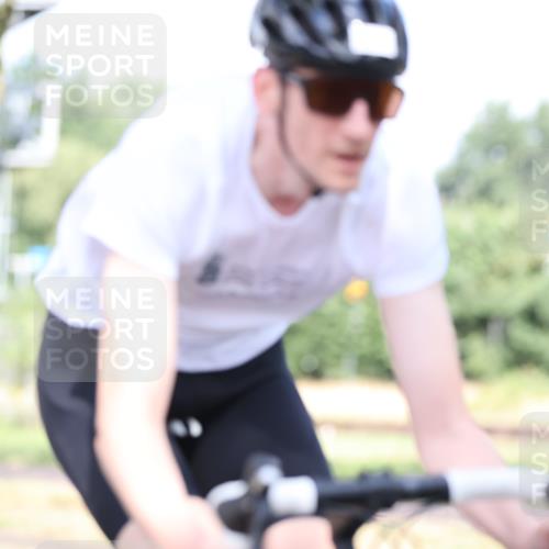11.08.2024 - GEWOBA Citytriathlon Bremen H.Heesch http://msf.ph/oto/6767955 11.08.2024 10:39:12 Radfahren 20, 91, 92 meine-sportfotos.de