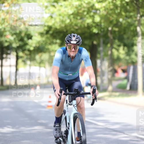 11.08.2024 - GEWOBA Citytriathlon Bremen H.Heesch http://msf.ph/oto/6767969 11.08.2024 10:39:24 Radfahren 78, 92 meine-sportfotos.de