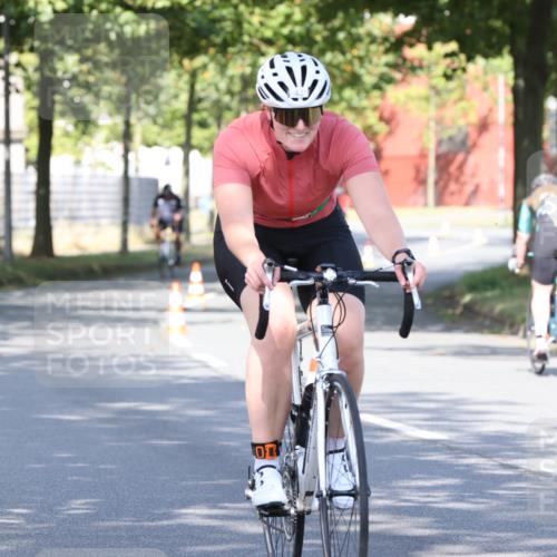 11.08.2024 - GEWOBA Citytriathlon Bremen H.Heesch http://msf.ph/oto/6768042 11.08.2024 10:21:45 Radfahren 27, 29, 42, 69, 77, 98, 106, 109, 110 meine-sportfotos.de