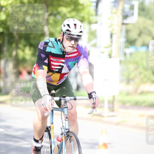 11.08.2024 - GEWOBA Citytriathlon Bremen H.Heesch http://msf.ph/oto/6768096 11.08.2024 10:40:14 Radfahren 33, 38, 66, 87 meine-sportfotos.de