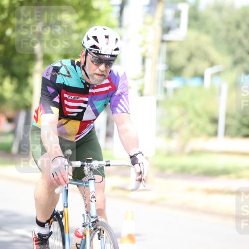11.08.2024 - GEWOBA Citytriathlon Bremen H.Heesch http://msf.ph/oto/6768098 11.08.2024 10:40:14 Radfahren 33, 38, 66, 87 meine-sportfotos.de
