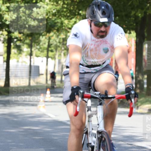 11.08.2024 - GEWOBA Citytriathlon Bremen H.Heesch http://msf.ph/oto/6768130 11.08.2024 10:22:24 Radfahren 22, 55, 108 meine-sportfotos.de