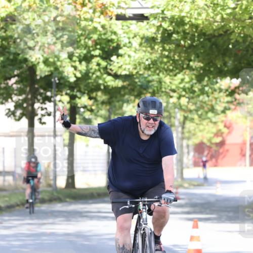 11.08.2024 - GEWOBA Citytriathlon Bremen H.Heesch http://msf.ph/oto/6768141 11.08.2024 10:22:29 Radfahren 22, 55, 108 meine-sportfotos.de