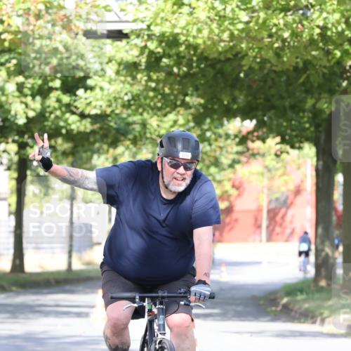 11.08.2024 - GEWOBA Citytriathlon Bremen H.Heesch http://msf.ph/oto/6768146 11.08.2024 10:22:29 Radfahren 22, 55, 108 meine-sportfotos.de