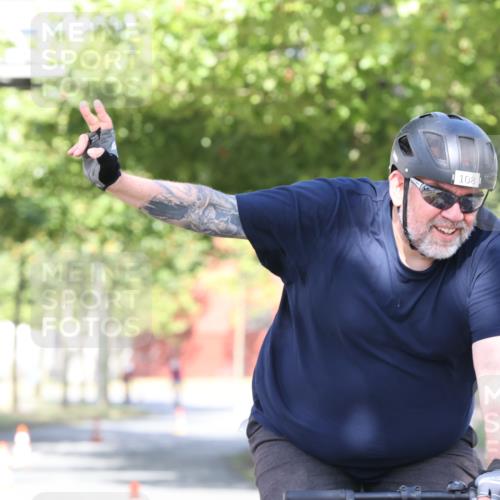 11.08.2024 - GEWOBA Citytriathlon Bremen H.Heesch http://msf.ph/oto/6768162 11.08.2024 10:22:30 Radfahren 22, 55, 108 meine-sportfotos.de