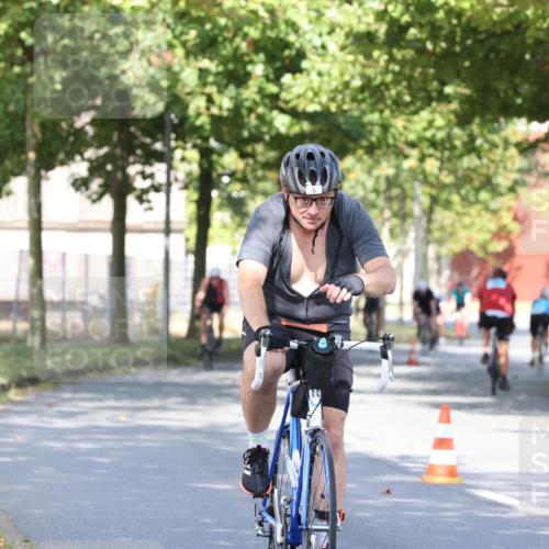 11.08.2024 - GEWOBA Citytriathlon Bremen H.Heesch http://msf.ph/oto/6768304 11.08.2024 10:23:15 Radfahren 5, 15, 38, 49, 66, 84, 91 meine-sportfotos.de