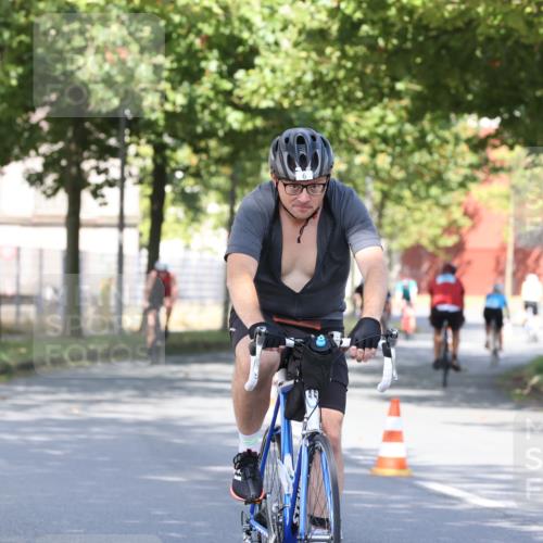 11.08.2024 - GEWOBA Citytriathlon Bremen H.Heesch http://msf.ph/oto/6768310 11.08.2024 10:23:15 Radfahren 5, 15, 38, 49, 66, 84, 91 meine-sportfotos.de