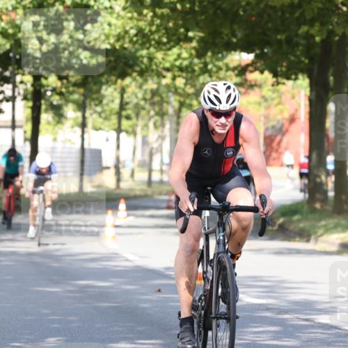 11.08.2024 - GEWOBA Citytriathlon Bremen H.Heesch http://msf.ph/oto/6768324 11.08.2024 10:23:20 Radfahren 15, 35, 38, 49, 66, 84 meine-sportfotos.de