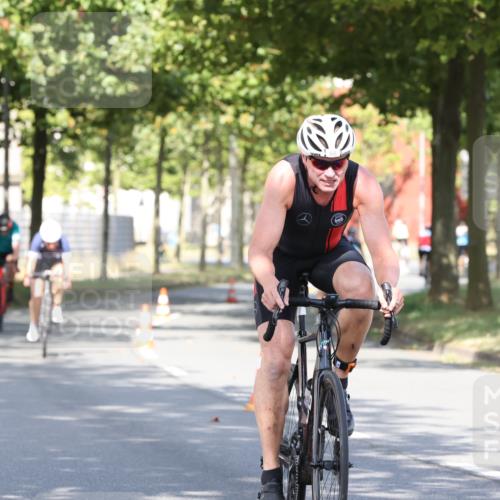 11.08.2024 - GEWOBA Citytriathlon Bremen H.Heesch http://msf.ph/oto/6768326 11.08.2024 10:23:20 Radfahren 15, 35, 38, 49, 66, 84 meine-sportfotos.de