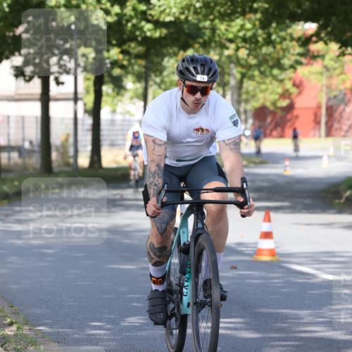 11.08.2024 - GEWOBA Citytriathlon Bremen H.Heesch http://msf.ph/oto/6768436 11.08.2024 10:23:38 Radfahren 32, 35, 74, 84 meine-sportfotos.de