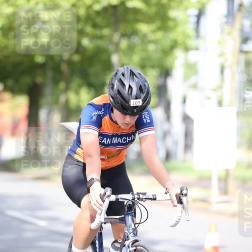 11.08.2024 - GEWOBA Citytriathlon Bremen H.Heesch http://msf.ph/oto/6768460 11.08.2024 10:40:57 Radfahren 15, 32, 49, 55, 69, 80, 98, 109 meine-sportfotos.de