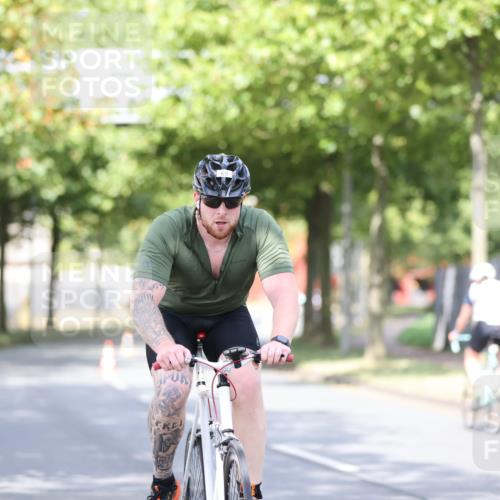 11.08.2024 - GEWOBA Citytriathlon Bremen H.Heesch http://msf.ph/oto/6768523 11.08.2024 10:41:01 Radfahren 15, 32, 49, 69, 80, 84, 98, 109 meine-sportfotos.de