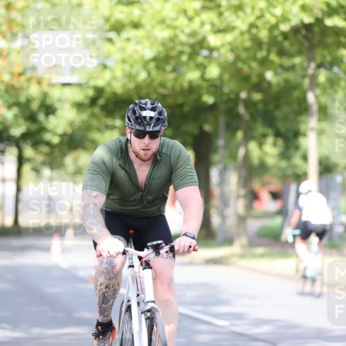 11.08.2024 - GEWOBA Citytriathlon Bremen H.Heesch http://msf.ph/oto/6768524 11.08.2024 10:41:01 Radfahren 15, 32, 49, 69, 80, 84, 98, 109 meine-sportfotos.de