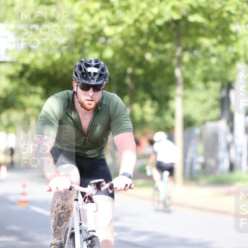 11.08.2024 - GEWOBA Citytriathlon Bremen H.Heesch http://msf.ph/oto/6768533 11.08.2024 10:41:01 Radfahren 15, 32, 49, 69, 80, 84, 98, 109 meine-sportfotos.de