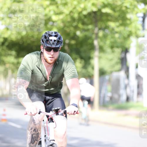 11.08.2024 - GEWOBA Citytriathlon Bremen H.Heesch http://msf.ph/oto/6768536 11.08.2024 10:41:01 Radfahren 15, 32, 49, 69, 80, 84, 98, 109 meine-sportfotos.de