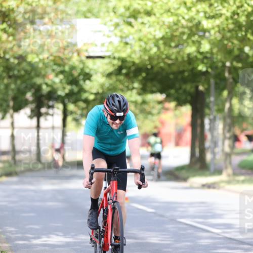 11.08.2024 - GEWOBA Citytriathlon Bremen H.Heesch http://msf.ph/oto/6768630 11.08.2024 10:41:15 Radfahren 15, 34, 84 meine-sportfotos.de