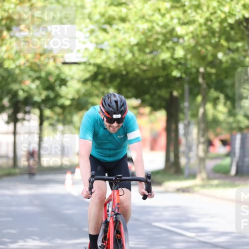 11.08.2024 - GEWOBA Citytriathlon Bremen H.Heesch http://msf.ph/oto/6768639 11.08.2024 10:41:15 Radfahren 15, 34, 84 meine-sportfotos.de