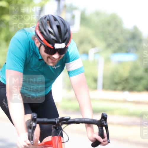 11.08.2024 - GEWOBA Citytriathlon Bremen H.Heesch http://msf.ph/oto/6768683 11.08.2024 10:41:15 Radfahren 15, 34, 84 meine-sportfotos.de