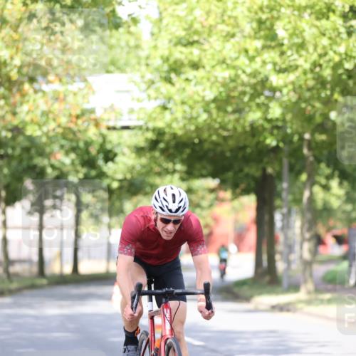 11.08.2024 - GEWOBA Citytriathlon Bremen H.Heesch http://msf.ph/oto/6768698 11.08.2024 10:41:19 Radfahren 15, 34, 84 meine-sportfotos.de