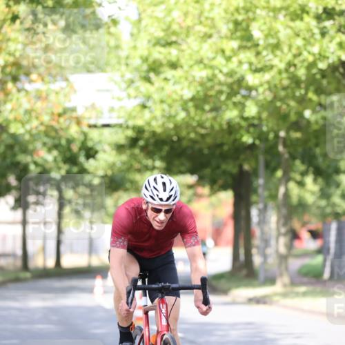 11.08.2024 - GEWOBA Citytriathlon Bremen H.Heesch http://msf.ph/oto/6768703 11.08.2024 10:41:19 Radfahren 15, 34, 84 meine-sportfotos.de