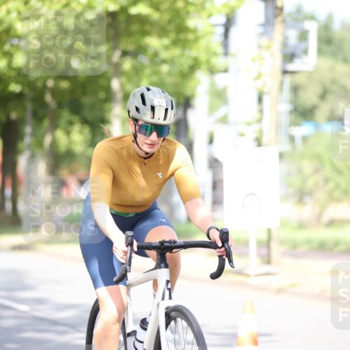 11.08.2024 - GEWOBA Citytriathlon Bremen H.Heesch http://msf.ph/oto/6768776 11.08.2024 10:41:37 Radfahren 7, 35, 47, 110 meine-sportfotos.de