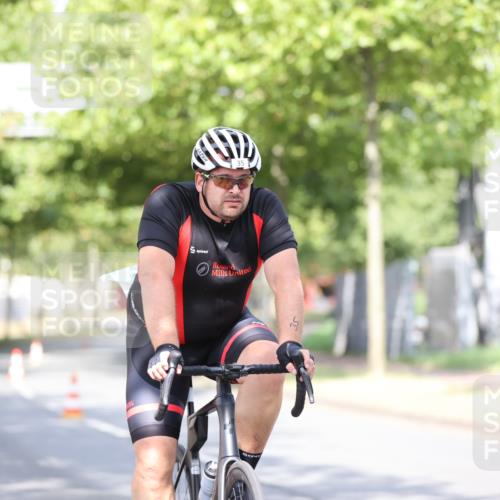 11.08.2024 - GEWOBA Citytriathlon Bremen H.Heesch http://msf.ph/oto/6768831 11.08.2024 10:41:40 Radfahren 7, 35, 47, 102, 110 meine-sportfotos.de