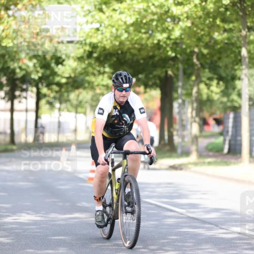 11.08.2024 - GEWOBA Citytriathlon Bremen H.Heesch http://msf.ph/oto/6768907 11.08.2024 10:41:46 Radfahren 7, 35, 47, 102, 110 meine-sportfotos.de