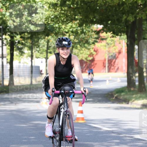 11.08.2024 - GEWOBA Citytriathlon Bremen H.Heesch http://msf.ph/oto/6768915 11.08.2024 10:24:17 Radfahren 2, 33, 44, 80, 88, 101, 116 meine-sportfotos.de
