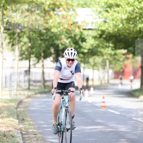 11.08.2024 - GEWOBA Citytriathlon Bremen H.Heesch http://msf.ph/oto/6768968 11.08.2024 10:41:54 Radfahren 5, 7, 75, 102 meine-sportfotos.de