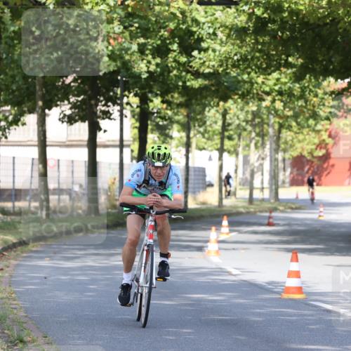 11.08.2024 - GEWOBA Citytriathlon Bremen H.Heesch http://msf.ph/oto/6769094 11.08.2024 10:25:36 Radfahren 13, 83, 111 meine-sportfotos.de