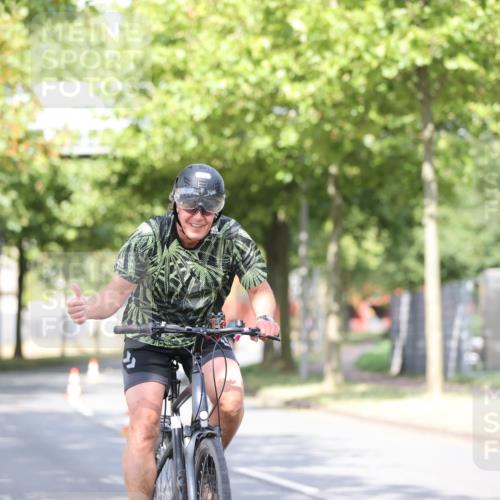 11.08.2024 - GEWOBA Citytriathlon Bremen H.Heesch http://msf.ph/oto/6769101 11.08.2024 10:42:09 Radfahren 5, 22, 75 meine-sportfotos.de