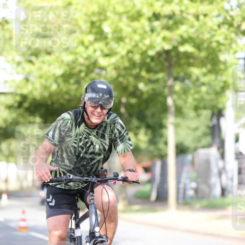 11.08.2024 - GEWOBA Citytriathlon Bremen H.Heesch http://msf.ph/oto/6769113 11.08.2024 10:42:09 Radfahren 5, 22, 75 meine-sportfotos.de