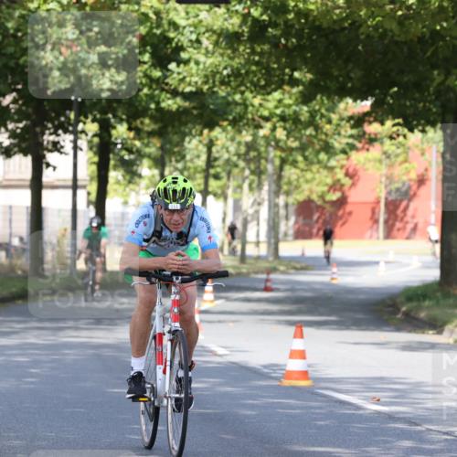 11.08.2024 - GEWOBA Citytriathlon Bremen H.Heesch http://msf.ph/oto/6769120 11.08.2024 10:25:36 Radfahren 13, 83, 111 meine-sportfotos.de