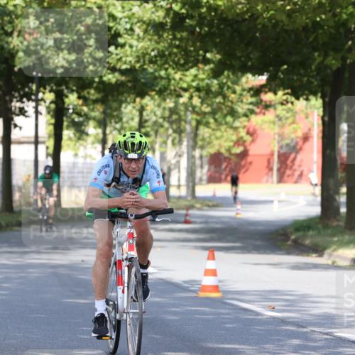 11.08.2024 - GEWOBA Citytriathlon Bremen H.Heesch http://msf.ph/oto/6769127 11.08.2024 10:25:36 Radfahren 13, 83, 111 meine-sportfotos.de