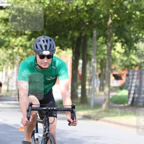 11.08.2024 - GEWOBA Citytriathlon Bremen H.Heesch http://msf.ph/oto/6769169 11.08.2024 10:25:42 Radfahren 12, 13, 93, 111 meine-sportfotos.de