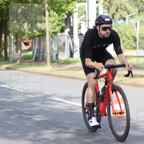 11.08.2024 - GEWOBA Citytriathlon Bremen H.Heesch http://msf.ph/oto/6769190 11.08.2024 10:25:49 Radfahren 12, 13, 54, 93, 111 meine-sportfotos.de