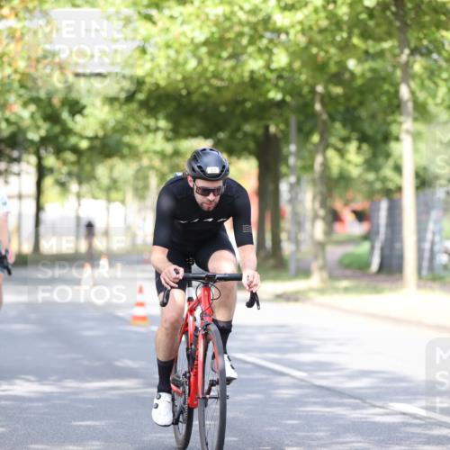 11.08.2024 - GEWOBA Citytriathlon Bremen H.Heesch http://msf.ph/oto/6769235 11.08.2024 10:42:34 Radfahren 12, 67, 68, 74, 88, 106 meine-sportfotos.de