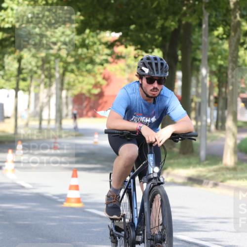 11.08.2024 - GEWOBA Citytriathlon Bremen H.Heesch http://msf.ph/oto/6769359 11.08.2024 10:27:49 Radfahren 100, 115 meine-sportfotos.de