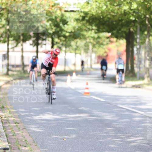 11.08.2024 - GEWOBA Citytriathlon Bremen H.Heesch http://msf.ph/oto/6769363 11.08.2024 10:42:44 Radfahren 12, 18, 67, 68, 70, 74, 88 meine-sportfotos.de