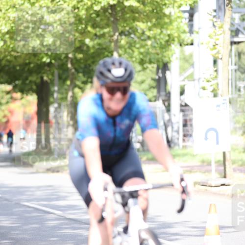 11.08.2024 - GEWOBA Citytriathlon Bremen H.Heesch http://msf.ph/oto/6769424 11.08.2024 10:42:47 Radfahren 12, 18, 21, 67, 68, 70, 88 meine-sportfotos.de