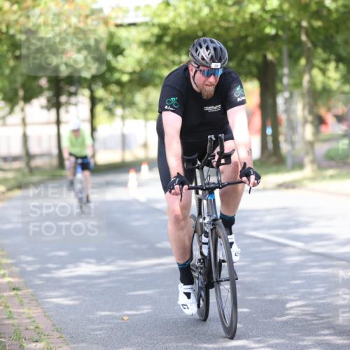 11.08.2024 - GEWOBA Citytriathlon Bremen H.Heesch http://msf.ph/oto/6769482 11.08.2024 10:42:55 Radfahren 18, 21, 67, 70, 88, 101, 116 meine-sportfotos.de