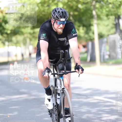 11.08.2024 - GEWOBA Citytriathlon Bremen H.Heesch http://msf.ph/oto/6769496 11.08.2024 10:42:55 Radfahren 18, 21, 67, 70, 88, 101, 116 meine-sportfotos.de