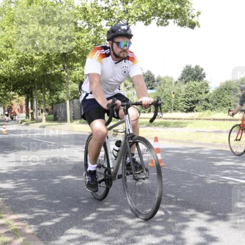 11.08.2024 - GEWOBA Citytriathlon Bremen H.Heesch http://msf.ph/oto/6769605 11.08.2024 11:47:54 Radfahren 832, 906, 907, 911, 918, 924, 933, 958, 1013, 1015 meine-sportfotos.de