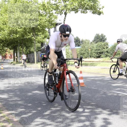 11.08.2024 - GEWOBA Citytriathlon Bremen H.Heesch http://msf.ph/oto/6769616 11.08.2024 11:48:11 Radfahren 760, 809, 851, 886, 906, 918, 928 meine-sportfotos.de