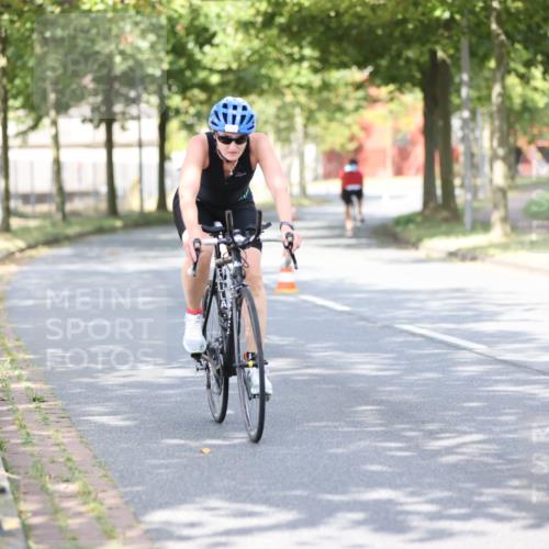 11.08.2024 - GEWOBA Citytriathlon Bremen H.Heesch http://msf.ph/oto/6769643 11.08.2024 10:43:05 Radfahren 21, 70, 101, 116 meine-sportfotos.de