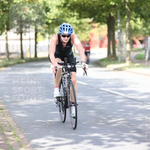 11.08.2024 - GEWOBA Citytriathlon Bremen H.Heesch http://msf.ph/oto/6769653 11.08.2024 10:43:06 Radfahren 21, 70, 101, 116 meine-sportfotos.de